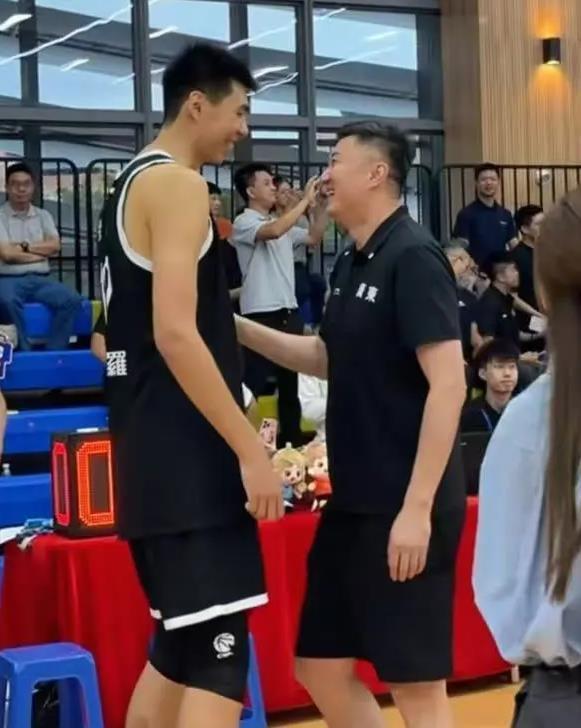 开云APP-世纪大和解!杜锋和徐昕相谈甚欢 两人面对面大笑