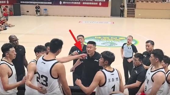 开云APP-世纪大和解!杜锋和徐昕相谈甚欢 两人面对面大笑