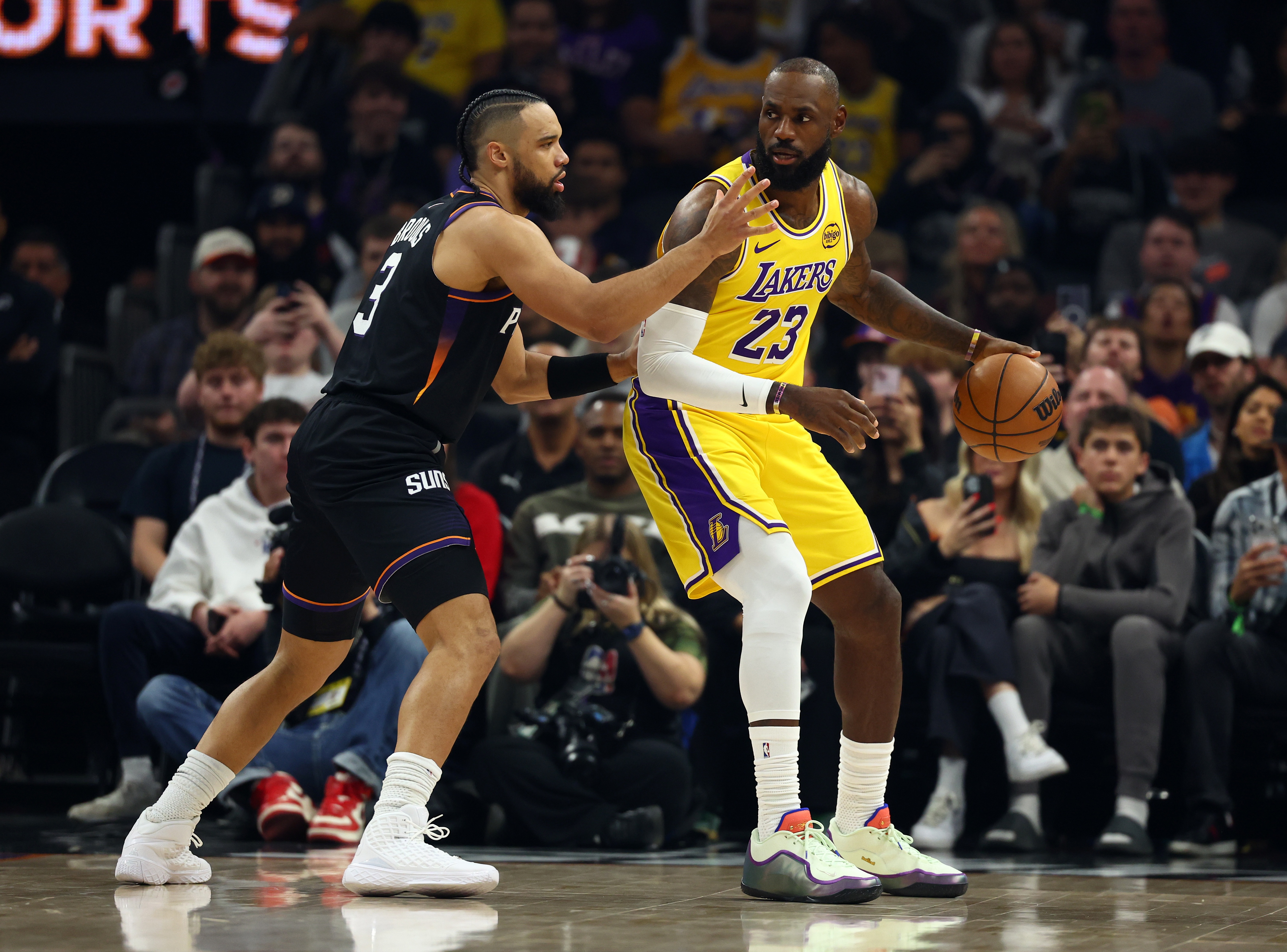 开云娱乐-太阳管理层>湖人管理层？艾顿低迷遭质疑 狄龙成湖人绯闻对象