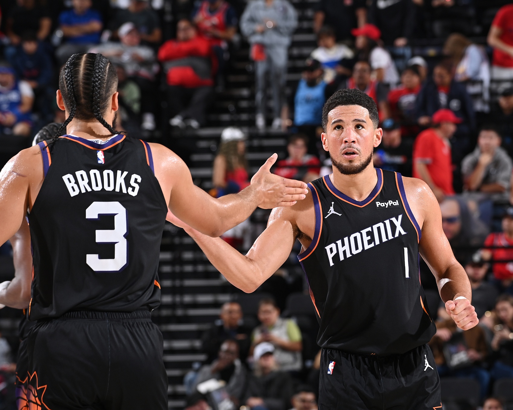 开云娱乐-太阳管理层>湖人管理层？艾顿低迷遭质疑 狄龙成湖人绯闻对象