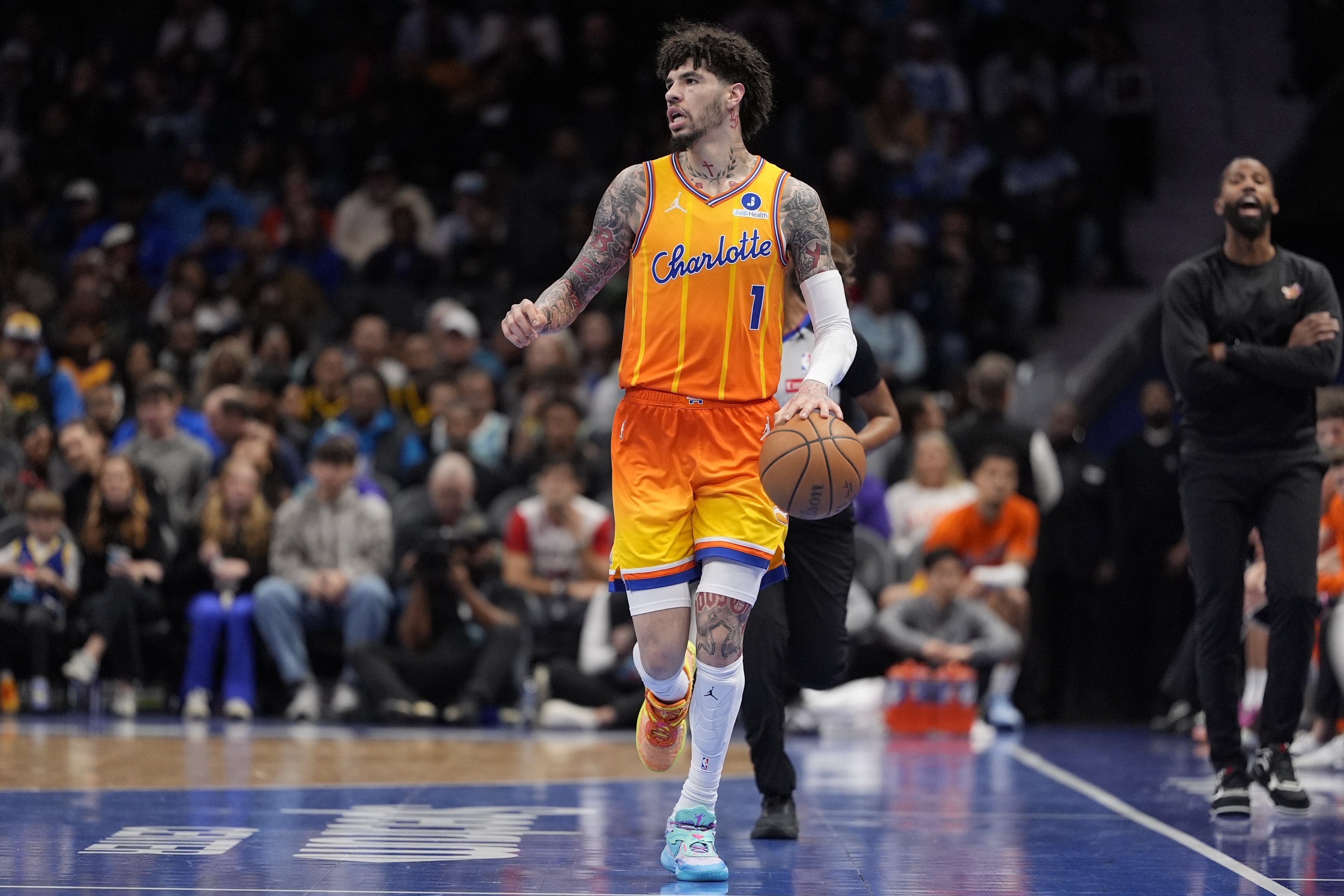 开云-砍下33分8助3断且进7个三分！三球本场数据 NBA历史替补首人