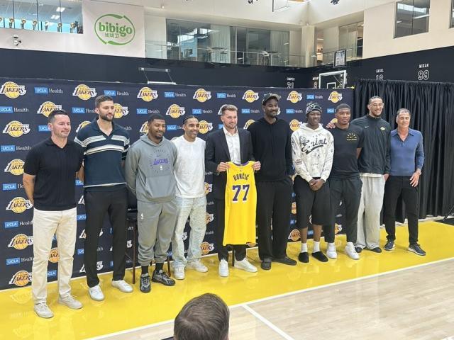 开云入口-续约3年1.65亿+8位队友站台！湖人进入东契奇时代