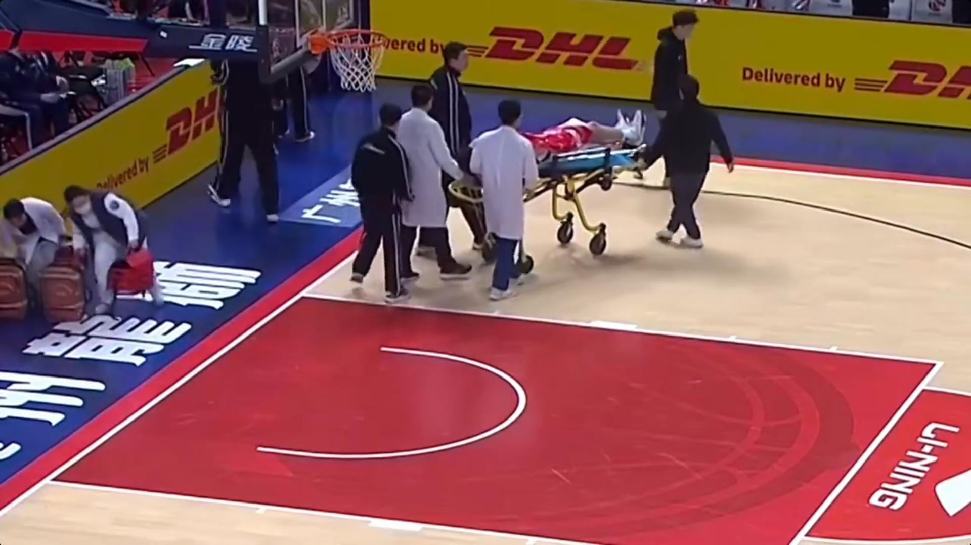 开云娱乐-现役国手，把赖俊豪推向广告牌，扭伤颈部，球迷：人品球技都不行