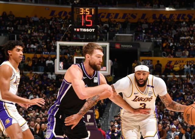 开云在线-6战5胜！湖人重回正轨：里夫斯终成第三球星？