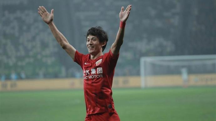 开云娱乐-36 岁 “老黄忠” 王燊超再战一年，“带刀侍卫”靠啥关键时刻总能进球？