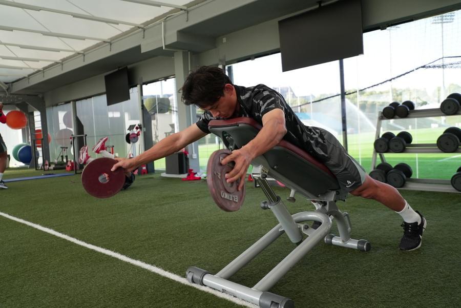 开云娱乐-36 岁 “老黄忠” 王燊超再战一年，“带刀侍卫”靠啥关键时刻总能进球？