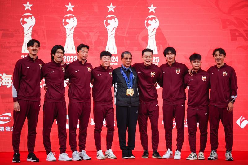 开云娱乐-36 岁 “老黄忠” 王燊超再战一年，“带刀侍卫”靠啥关键时刻总能进球？