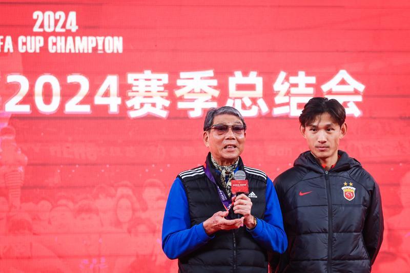 开云娱乐-36 岁 “老黄忠” 王燊超再战一年，“带刀侍卫”靠啥关键时刻总能进球？