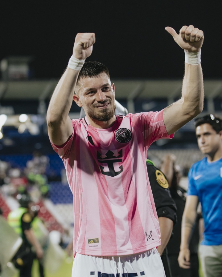 开云-热泪盈眶！利马联盟球员与梅西换球衣后落泪，球员右腿有梅西文身