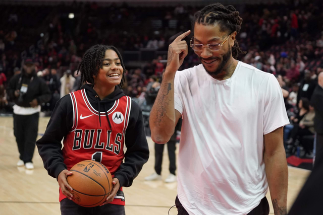 开云-1月25日举办仪式！罗斯提前参观公牛球衣退役旗帜 三大前队友现身