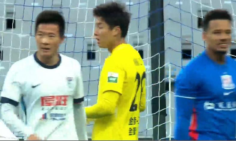 开云入口-辣眼！中超首轮10大“战犯”大连占4个！球迷：怎么混上主力的？