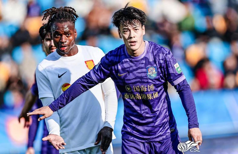 开云入口-辣眼！中超首轮10大“战犯”大连占4个！球迷：怎么混上主力的？