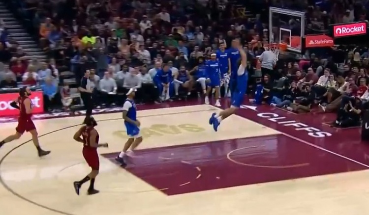 开云在线-终于秀一个！骑士失误被打反击 弗拉格快下1打0双手滑翔暴扣！