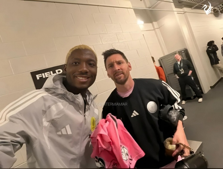 开云-纳什维尔后卫赛后拿到梅西球衣，社媒晒照：无比自豪