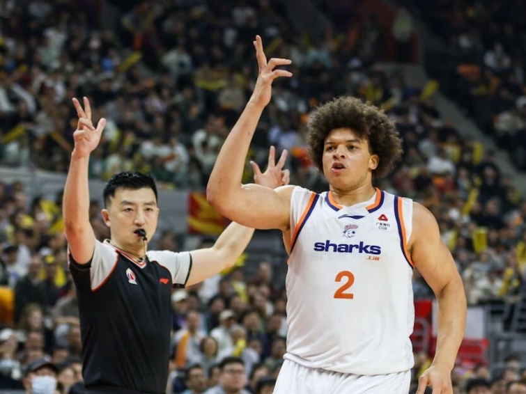 开云娱乐-狂胜50分！上海送四川25连败 7人上双豪取6连胜巩固第一