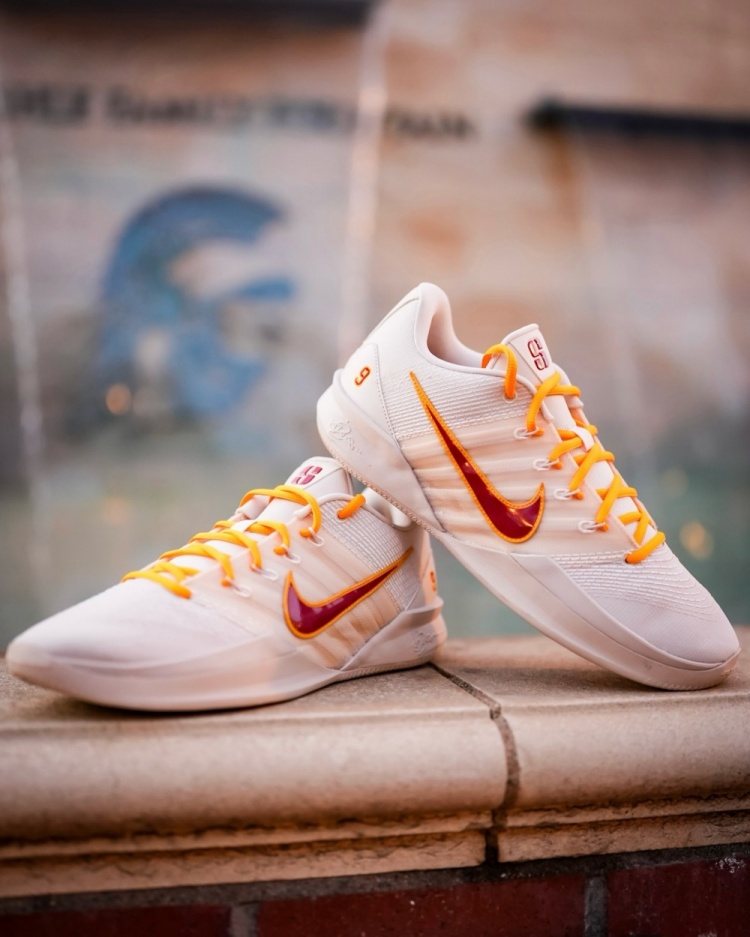 开云APP-球员真幸福！南加大女篮晒出的各种专属PE球鞋和特别鞋款！