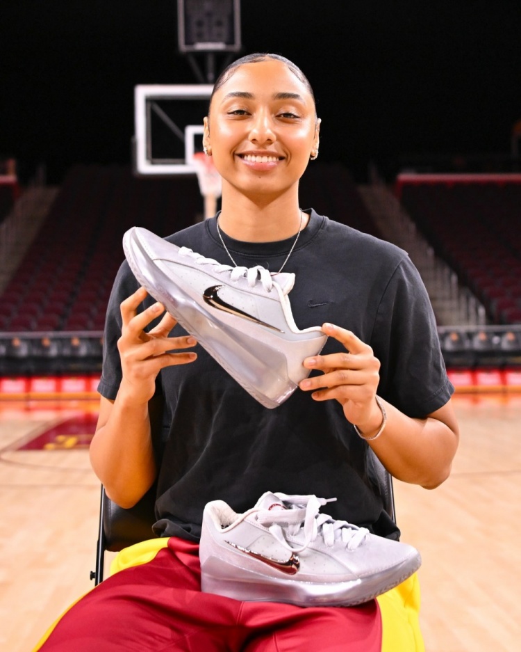 开云APP-球员真幸福！南加大女篮晒出的各种专属PE球鞋和特别鞋款！