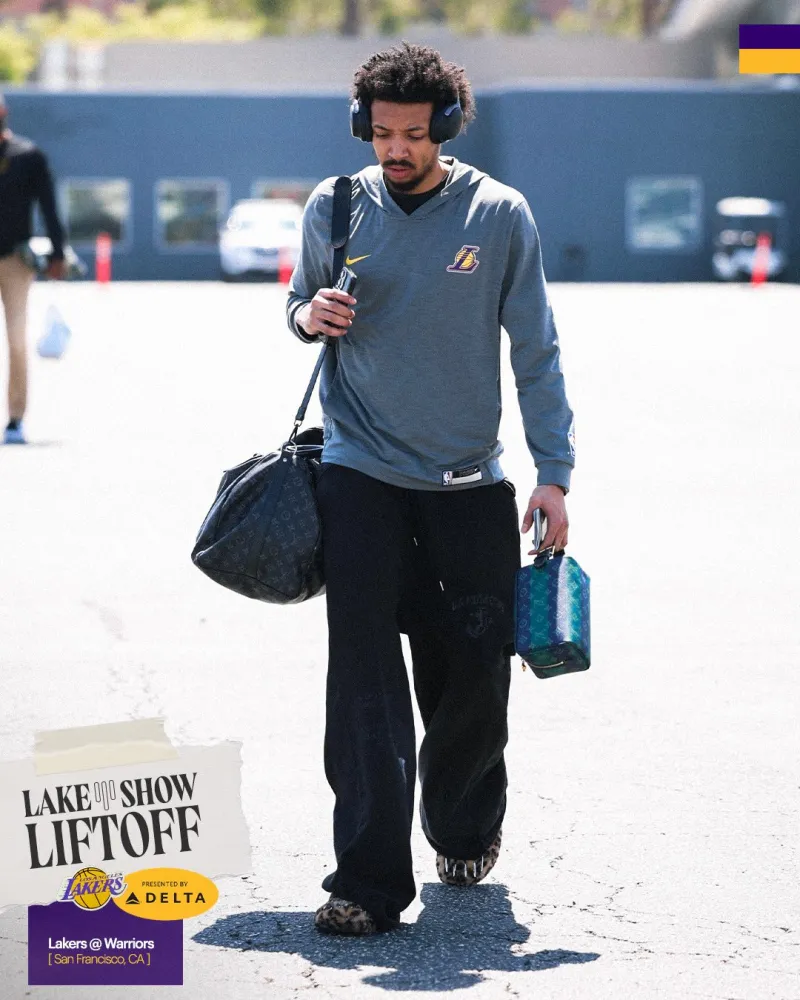 开云官网-对阵勇士！湖人社媒分享球员奔赴金州登机组图，詹姆斯出镜