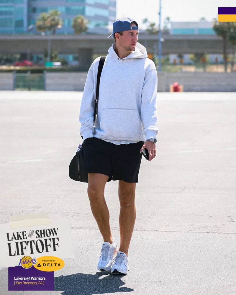 开云官网-对阵勇士！湖人社媒分享球员奔赴金州登机组图，詹姆斯出镜